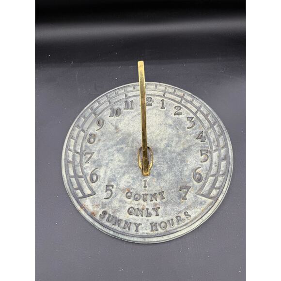 VINTAGE SUNDIAL- VIRGINIA METALCRAFTERS - CAST IRON - Picture 1 of 9